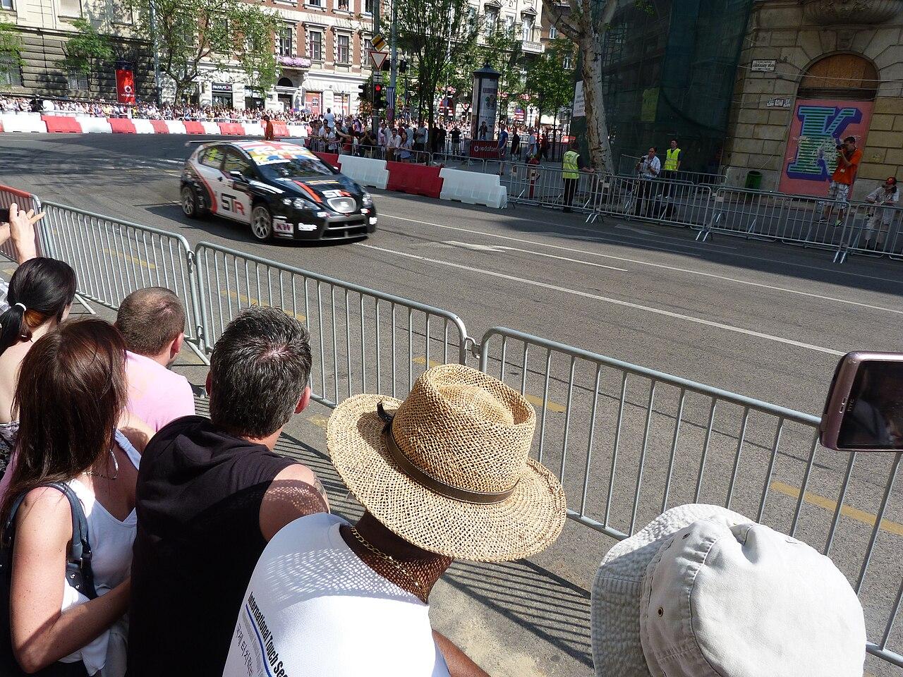 F1赛车装备进化：科技如何悄悄改写比赛（商业市场视角）